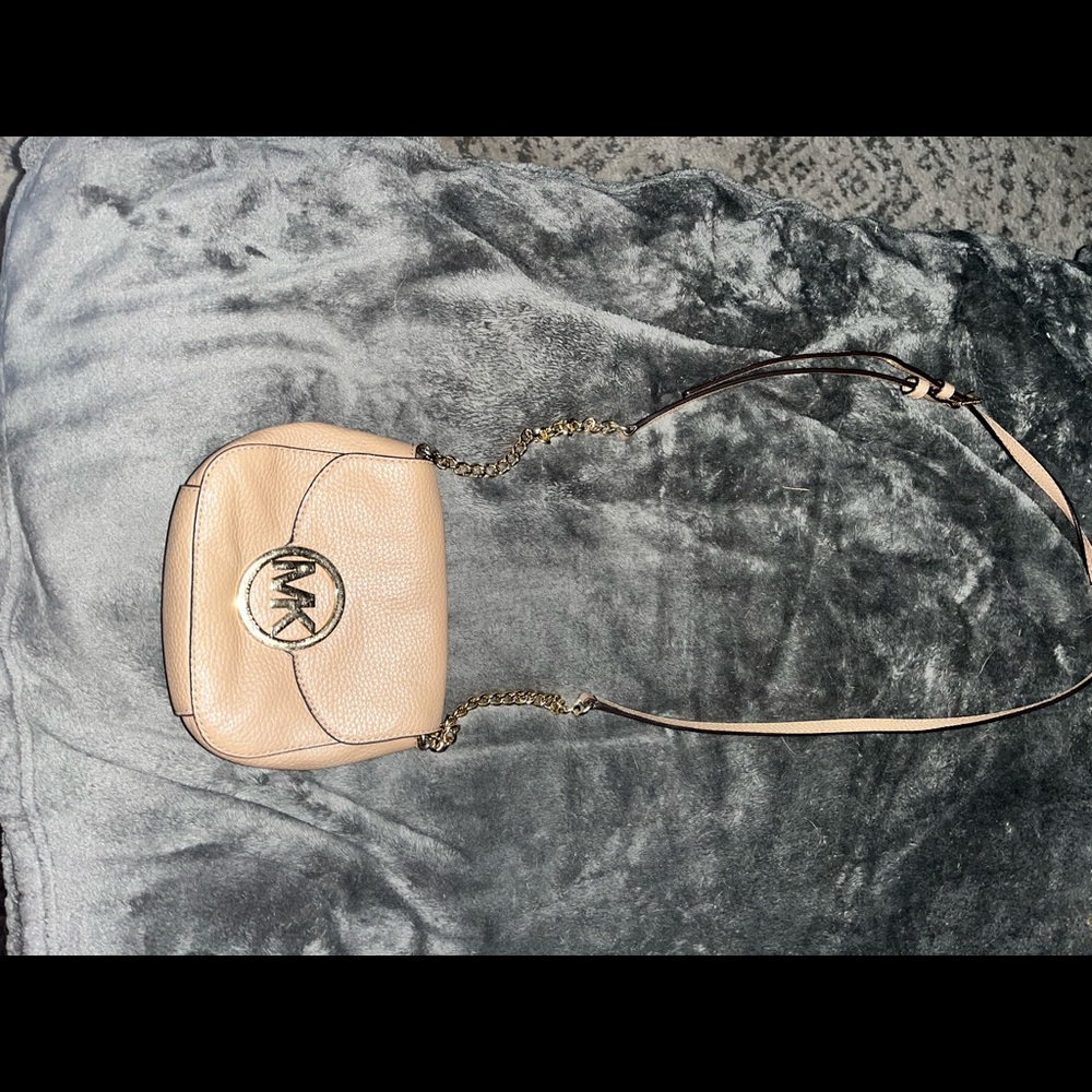 Crossbody Michael Kors leather bag.